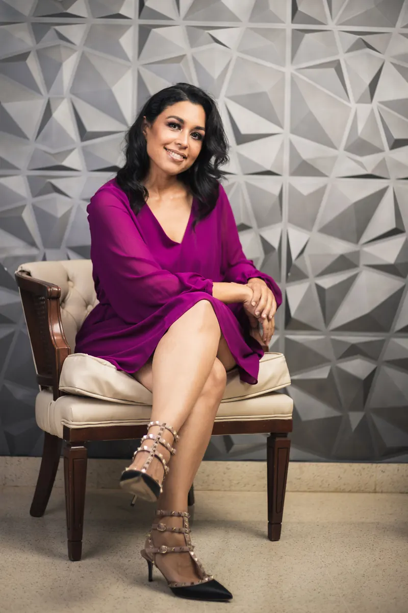 Dra. Mónica Tribaldos, cirujana plástica en Panamá, sentada en su consultorio